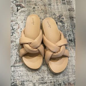 Universal thread sandals